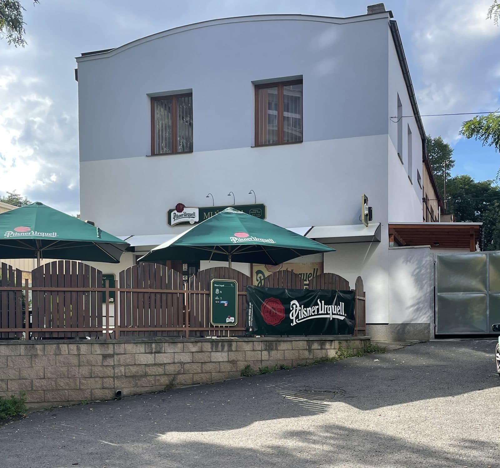 Zahrádka Mlýkárny se slunečníky Pilsner Urquell